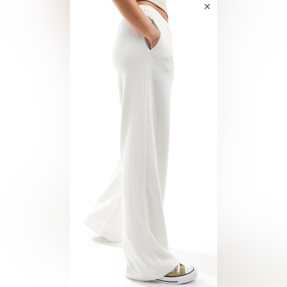 Bershka wide leg sweatpants in white size Medium - Picture 3 of 4
